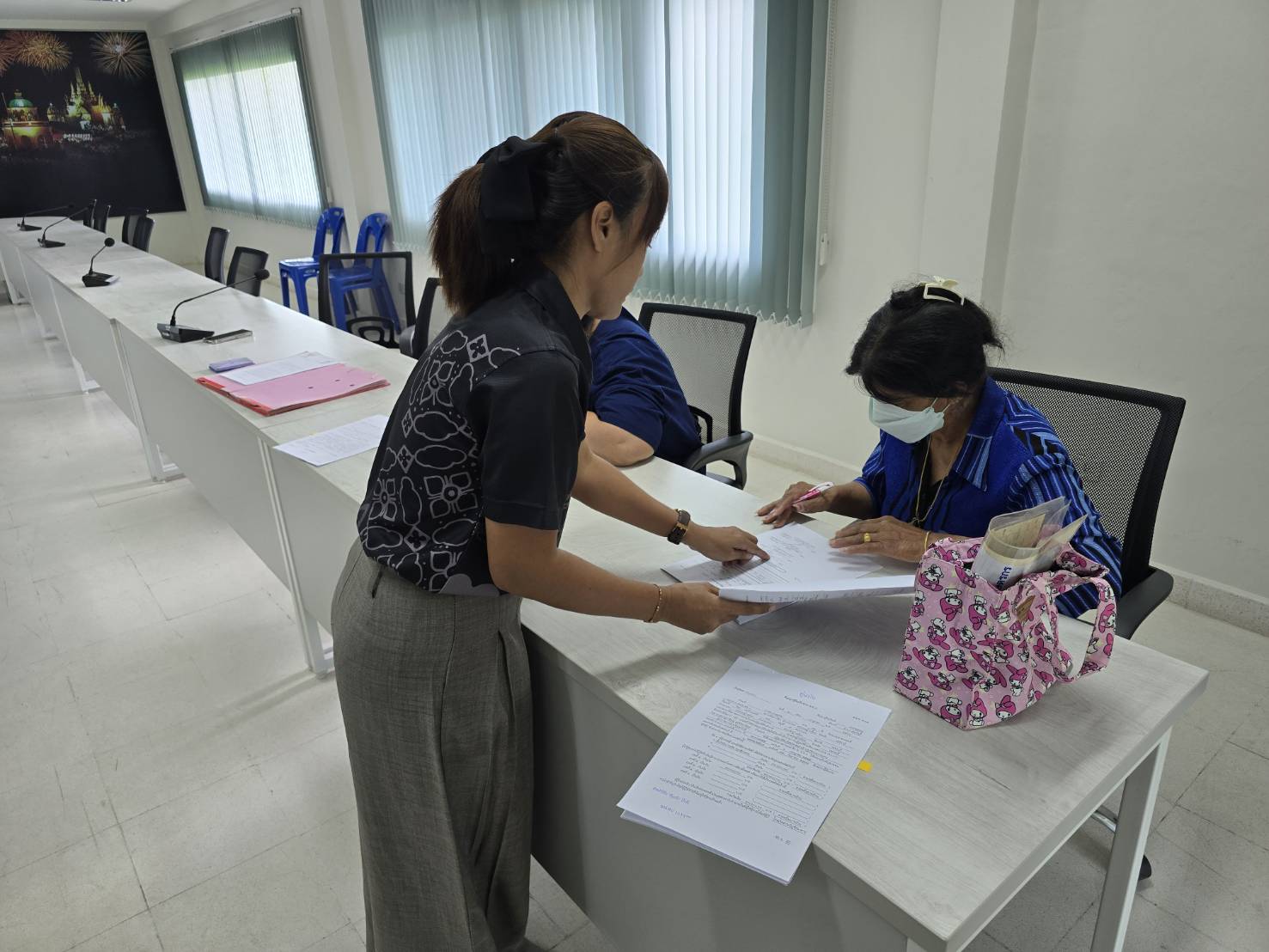 title - ปฏิรูปที่ดินจังหวัดเพชรบุรี มอบหมายกลุ่มการเงินบัญชีและจัดเก็บผลประโยชน์ ดำเนินการจัดทำสัญญากู้ยืมเงินกองทุนการปฏิรูปที่ดินเพื่อเกษตรกรรม และมอบสินเชื่อให้แก่เกษตรกรในเขตปฏิรูปที่ดินจังหวัดเพชรบุรี จำนวน 1 กลุ่ม 3 ราย วงเงินสินเชื่อรวม 90,000 บาท (เก้าหมื่นบาทถ้วน)